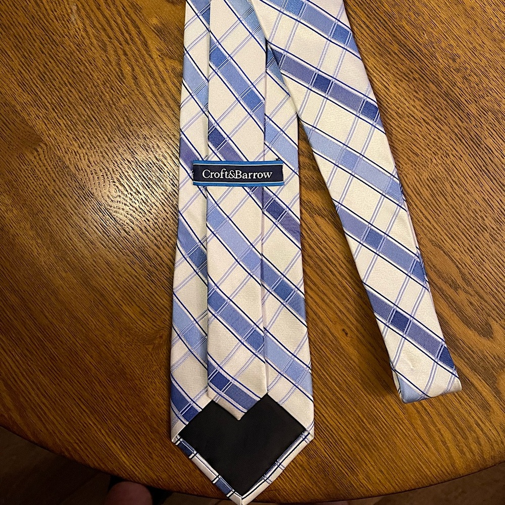 Croft and Barrow White and Blue Stripe Tie
